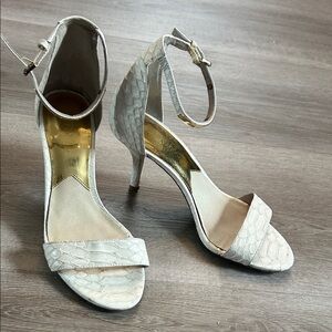 MICHAEL Michael Kors White Snakeskin Heels Size 6